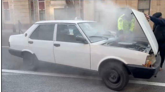 Şəhərin mərkəzində yanan taksini yol polisləri anında söndürdü - VİDEO