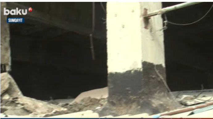 Sumqayıtda beton plitə yaşayış evinin üstünə düşüb – VİDEO 