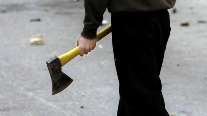 Oğuzda ruhi xəstə balta ilə insanlara hücum edir 