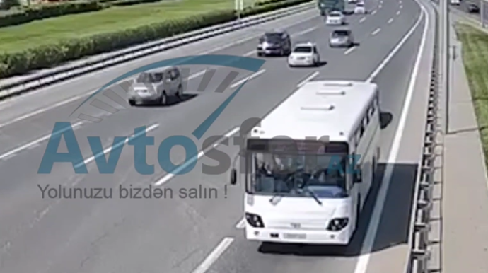 Bakıda ağır qəza: Fikri yoldan yayınan sürücü maşını avtobusa çırpdı - VİDEO