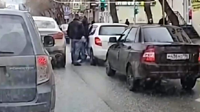 Sürücülər arasında dava – Ailəsinin yanında vurub qaçdı - VİDEO 