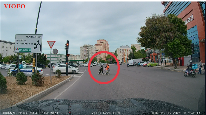 Piyadalar bu yolda kütləvi şəkildə qayda pozurlar: Keçid istifadəsiz qalıb - VİDEO