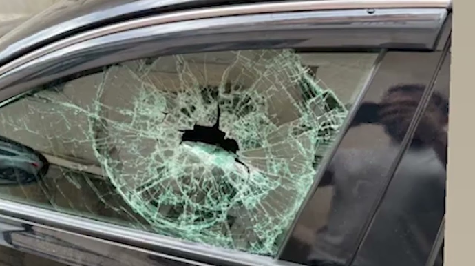 Sakinlər prezidentin olduğu avtomobilə daş və butulka atıblar 