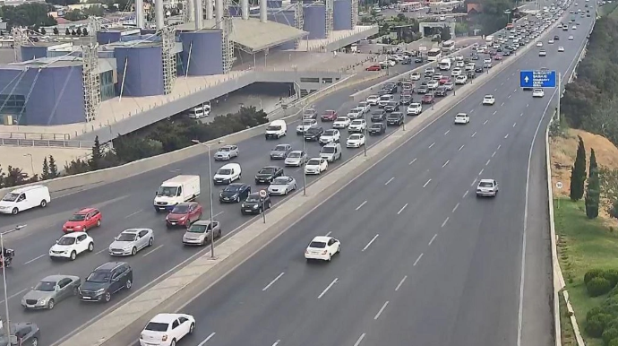 На каких улицах Баку 23 июня наблюдаются транспортные заторы? - ФОТО