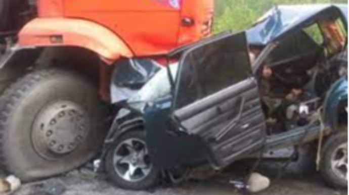 Abşeronda avtomobil "KamaZ"la toqquşub, iki nəfər ölüb 