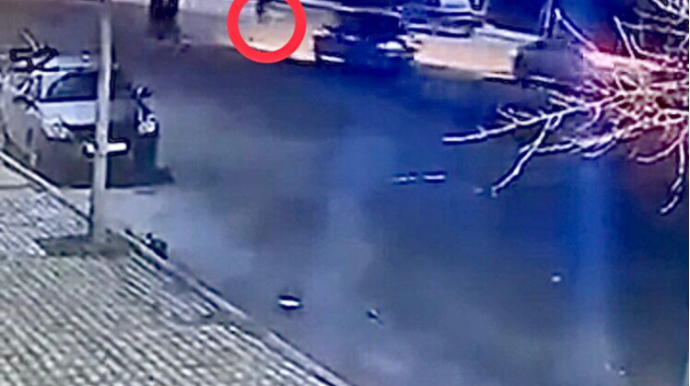 “07” piyadanı vurdu, digər avtomobil isə üzərindən keçdi   - VİDEO