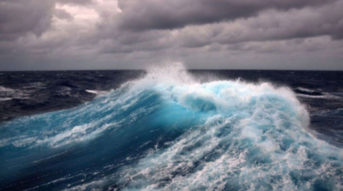 Xəzərdə dalğanın hündürlüyü beş metrə çatıb