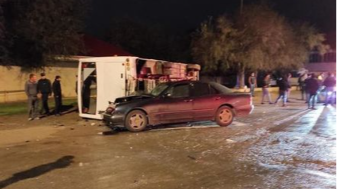 Sumqayıtda minik avtomobili ilə toqquşan avtobus aşdı - FOTO 
