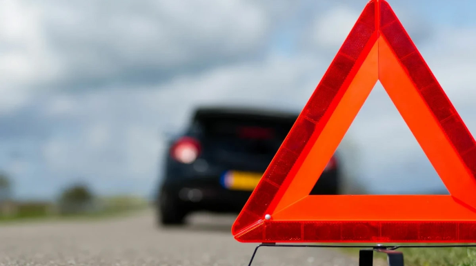 Tovuzda minik avtomobili traktora çırpılıb: xəsarət alan var