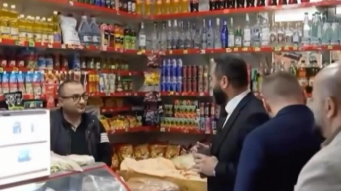 Sahibkar marketdə vətəndaşların borcunu sildirdi; satıcı şoka düşdü - VİDEO