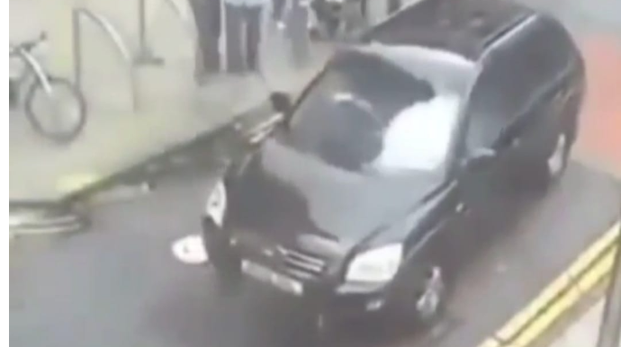 Diqqətsiz sürücü yolun ortasındakı tumbaya ilişdi  - VİDEO