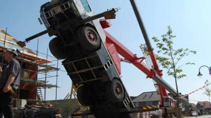 Ağstafada kran aşıb, xəsarət alanlar var 