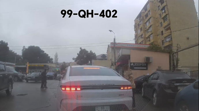Sərnişini düşürmək üçün yolun ortasında dayanıb hərəkəti məhdudlaşdırdı - VİDEO