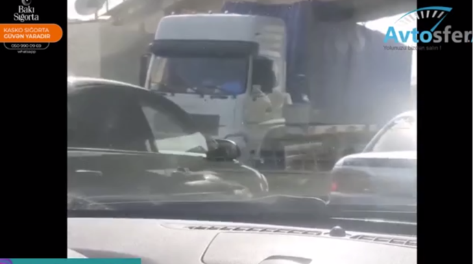  Yük avtomobili körpünün altına ilişdi – yolda tıxac yarandı   - VİDEO