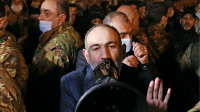 Paşinyan azsaylı tərəfdarlarının qarşısına çıxdı - FOTO