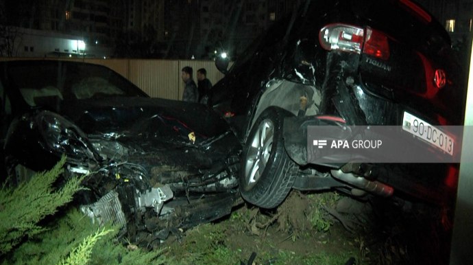 Bakıda "Porsche"  markalı avtomobil ağır qəza törədib - FOTO 