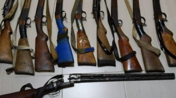 Vətəndaşlar odlu silahlarını polisə təhvil verdilər 