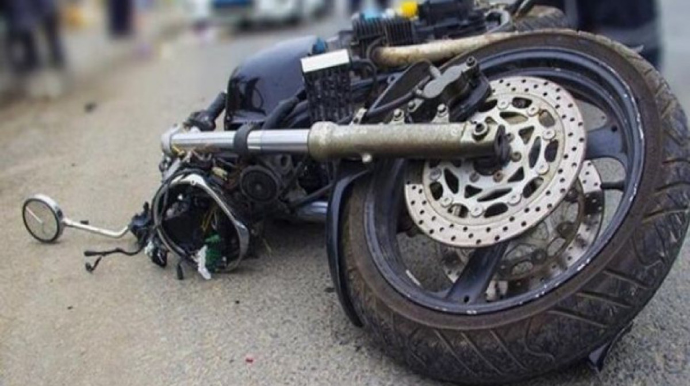 Qaxda motosiklet işıq dirəyinə cırpılıb, iki nəfər xəsarət alıb