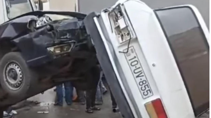 Azərbaycanda qeyri-adi qəza:  İki avtomobil “şahə qalxdı”   - VİDEO