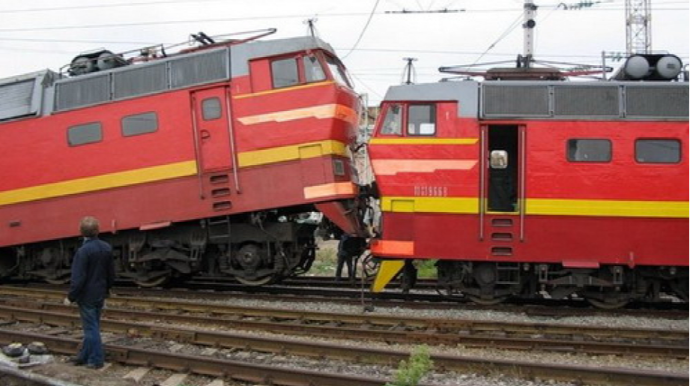 İki qatar toqquşub, yaralananlar var 