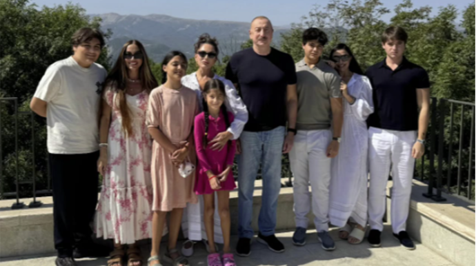 Leyla Əliyeva ailəvi fotolarını paylaşdı - FOTO