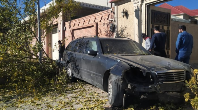 Gəncədə "Mercedes " evə çırpıldı - FOTO 