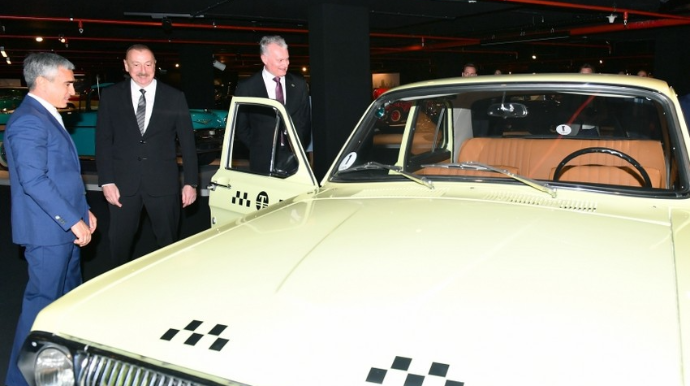 Главы государств ознакомились с выставкой классических автомобилей  в Центре Гейдара Алиева  - ВИДЕО