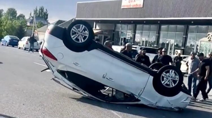 Qala yolunda qəza: Sürücü yaşlı kişini vurmamaq üçün maşını aşırdı - VİDEO