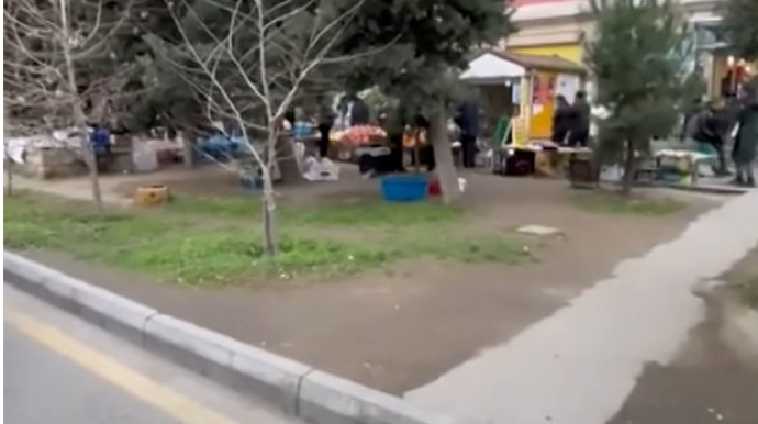 В центре Баку за 70 000 манатов продали участок полосы зеленых насаждений