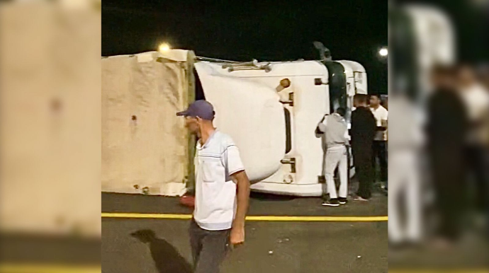 Yüksək sürətlə yolu dönən sürücü “TIR”ı böyrü üstə aşırdı    - VİDEO