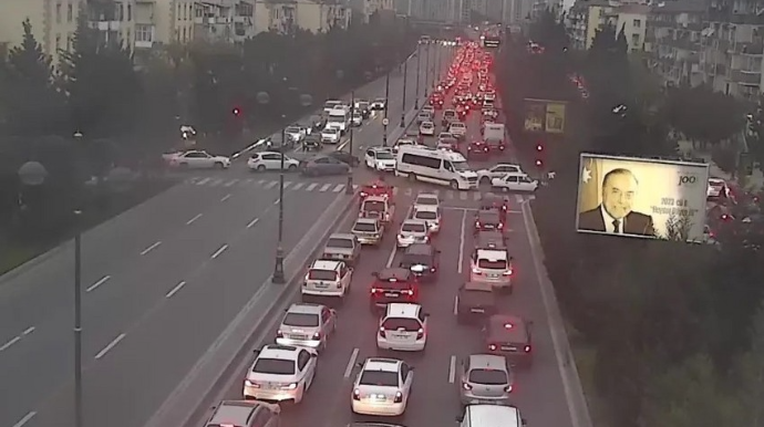 Bakının bir sıra yollarında tıxac müşahidə olunur - SİYAHI 