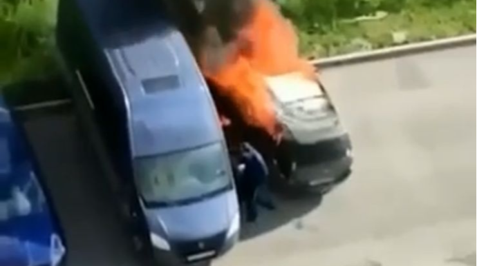 Он хотел защитить свою машину, его самого охватило пламя  - ВИДЕО
