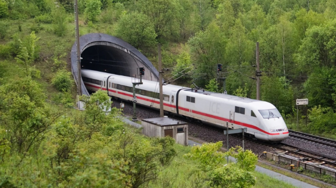 İçərisində 400 sərnişin olan qatar 5 saatadək tuneldə qalıb 