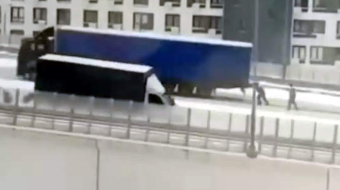 Yol polisi əməkdaşı yolda qalan sürücüyə belə kömək etdi - Heç kim inanmadı - VİDEO 