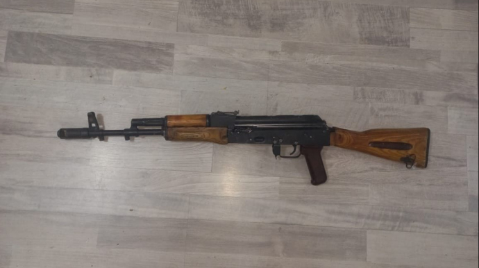 Biləsuvarda "Kalaşnikov" avtomatı aşkarlanıb 