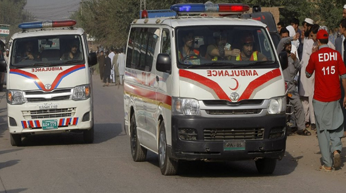 Pakistanda naməlum şəxslər avtobusa atəş açıb, ölən və yaralananlar var