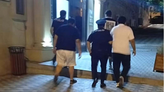 Şəhidlər Xiyabanında qeyri-etik videolar çəkən turistlər saxlanıldı   - VİDEO