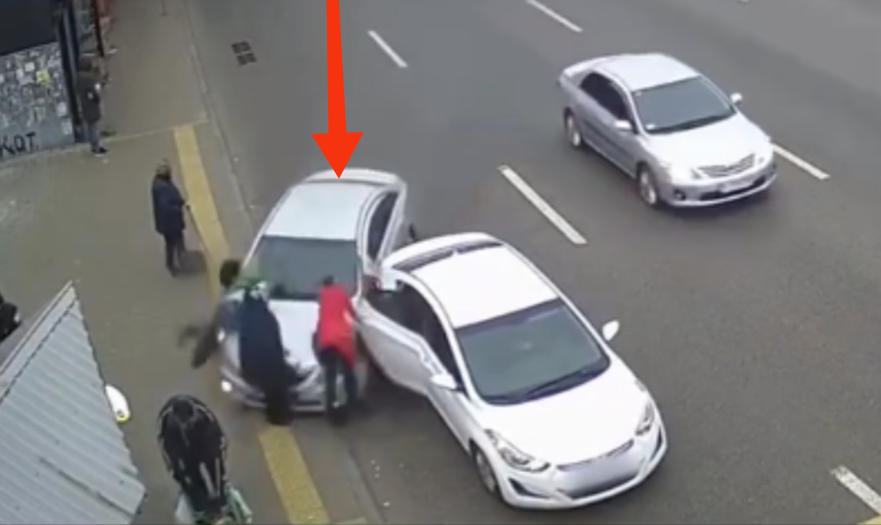 Şəhərin mərkəzində "avtoşluq" edən sürücü 4 piyadanı vurdu - VİDEO