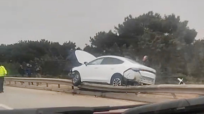 Binədə “BYD” dəmir maneəni aşaraq yol kənarına düşdü   - VİDEO