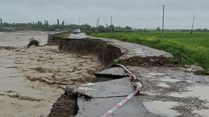 Sel suları Ağsuda yolu dağıtdı - FOTO