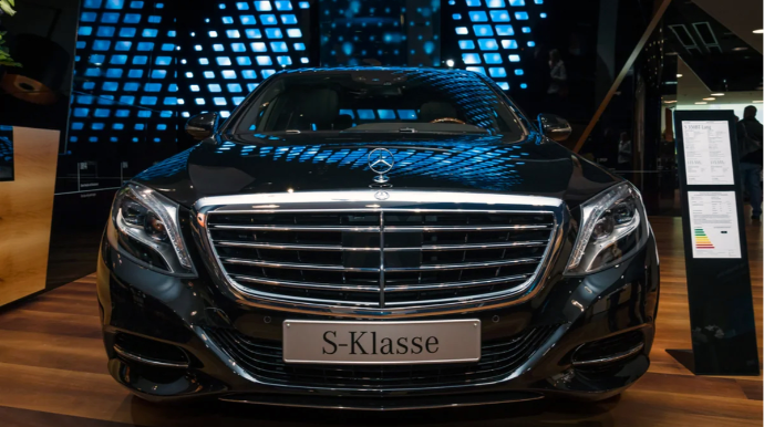 Житель Китая закопал Mercedes рядом с умершим родственником 