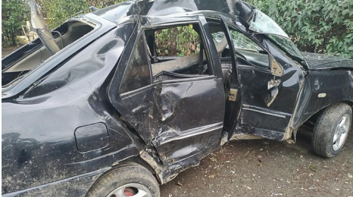 Qaxda avtomobil ağaca çırpıldı, ata və övladları xəsarət aldı