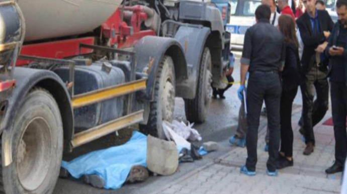 В Баку грузовик насмерть сбил женщину 