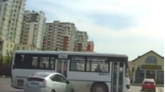 "Qara Qarayev"də qəza: "Prius"la avtobus toqquşdu - VİDEO  