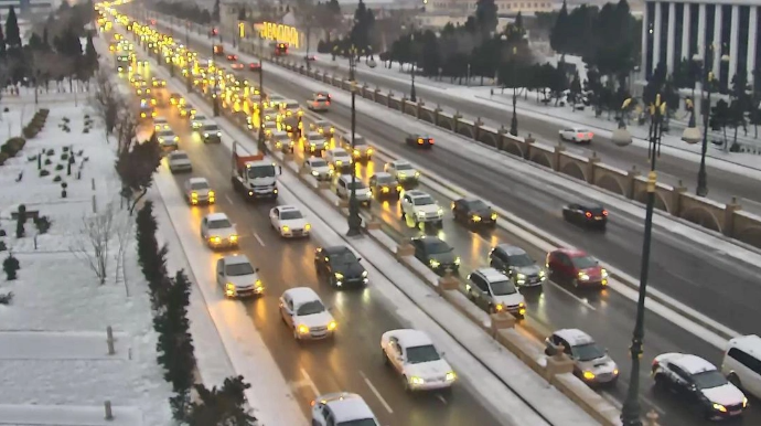 На каких улицах Баку снег затруднил движение транспорта? - ФОТО - ОБНОВЛЕННЫЙ