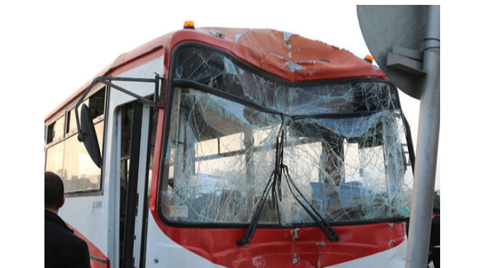 В Баку пассажирский автобус врезался в грузовик, есть пострадавший