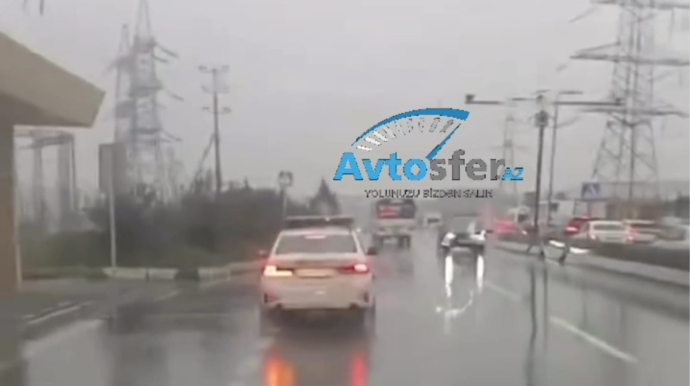 Yol polisi qəzada ayaqları sınan vətəndaşlara belə kömək etdi - VİDEO