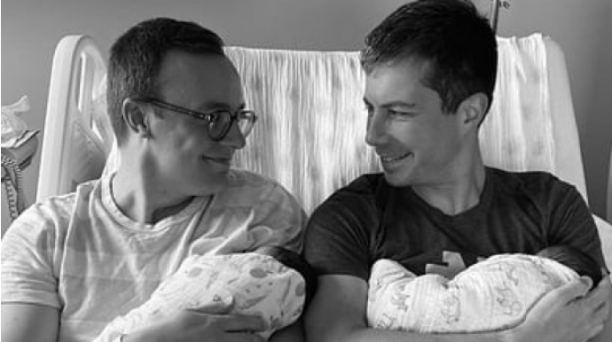 Həmcinsi ilə evlənən nəqliyyat nazirinin əkiz övladları dünyaya gəldi - FOTO 