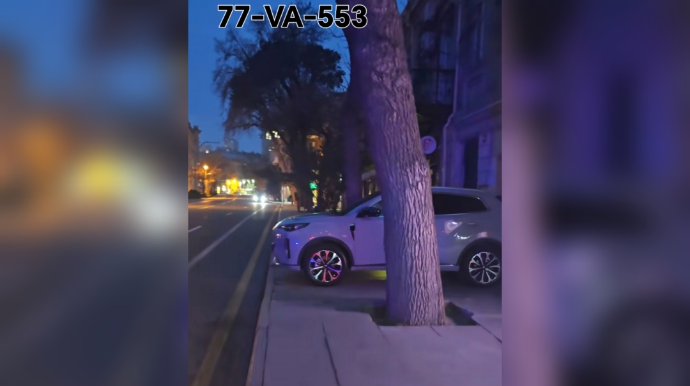 Sürücü maşını səkidə park edib piyadaların yolunu kəsdi - VİDEO