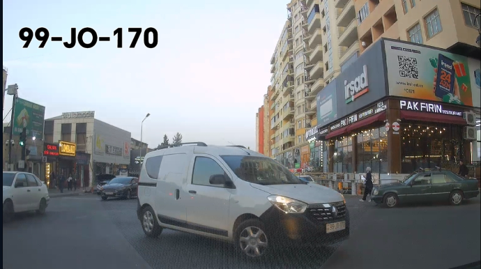 Yolu kəsib təhlükə yaratdı, üstəlik narazılıq edərək özünü haqlı çıxartdı - VİDEO